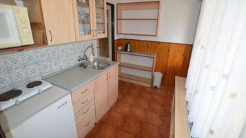 Jääkaappi, mikroaaltouuni, liesi, kahvin-/teenkeitin