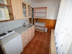 Jääkaappi, mikroaaltouuni, liesi, kahvin-/teenkeitin