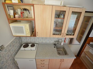 Een koelkast, een magnetron, een kookplaat