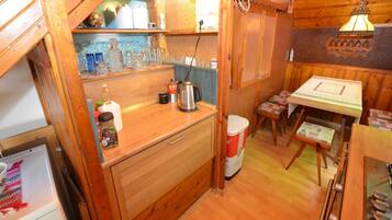 Een koelkast, een magnetron, een oven, een kookplaat