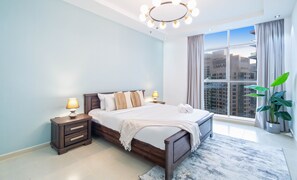 Deluxe-lejlighed | Pengeskab på værelset, arbejdsområde til bærbare computere