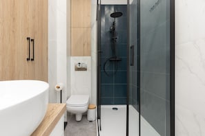 Douche, articles de toilette gratuits, shampoing