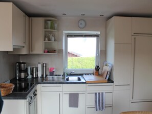 Kjøleskap, ovn, kokeplater og kaffetrakter/tekoker