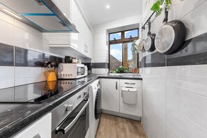 Fridge, microwave, oven, stovetop - Trendy Marble Arch Flat (London)