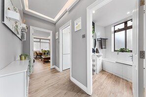 Bathtub, hair dryer, towels - Trendy Marble Arch Flat (London)