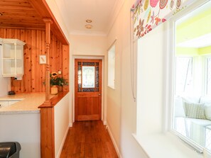 Refrigerador, tetera/pava eléctrica, tostadora, utensilios de cocina