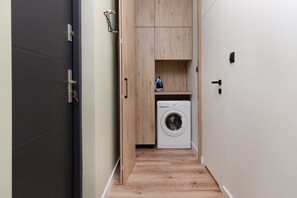Escritorio y ropa de cama