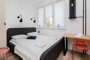 Escritorio y ropa de cama