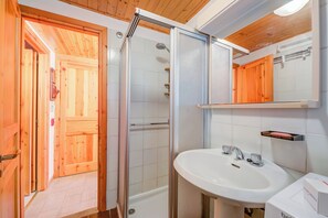 Familienapartment, Mehrere Schlafzimmer (Appartamento Rochebrune 200m from Ski) | Badezimmer | Dusche, Haartrockner, Bidet, Handtücher