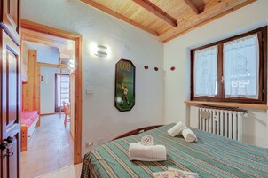 Apartamento familiar, varias habitaciones (Appartamento Rochebrune 200m from Ski) | 1 dormitorio y ropa de cama