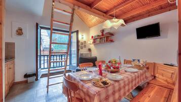 Apartamento família, vários quartos (Appartamento Rochebrune 200m from Ski) | Sala de jantar