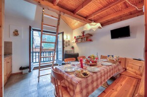 Apartamento familiar, varias habitaciones (Appartamento Rochebrune 200m from Ski) | Comedor