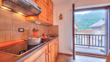 Family Apartment, 1 Bedroom (Appartamento Rochebrune 200m from Ski) | Private kitchen | Fridge, stovetop, electric kettle, cookware/dishes/utensils