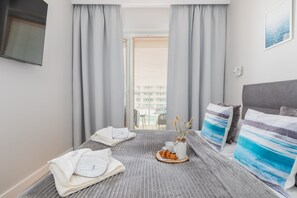 Apartment, 1 Schlafzimmer, Poolzugang, Meerseite | 1 Schlafzimmer, Bettwäsche