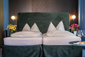 Double Room | Hypo-allergenic bedding, desk, laptop workspace, free WiFi - Hotel Royal Luzern (Lucerne)