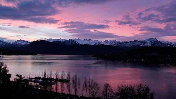 A serene lakeside view with mountains in the background and a clear sky. - Hotel Royal Luzern (Lucerne)