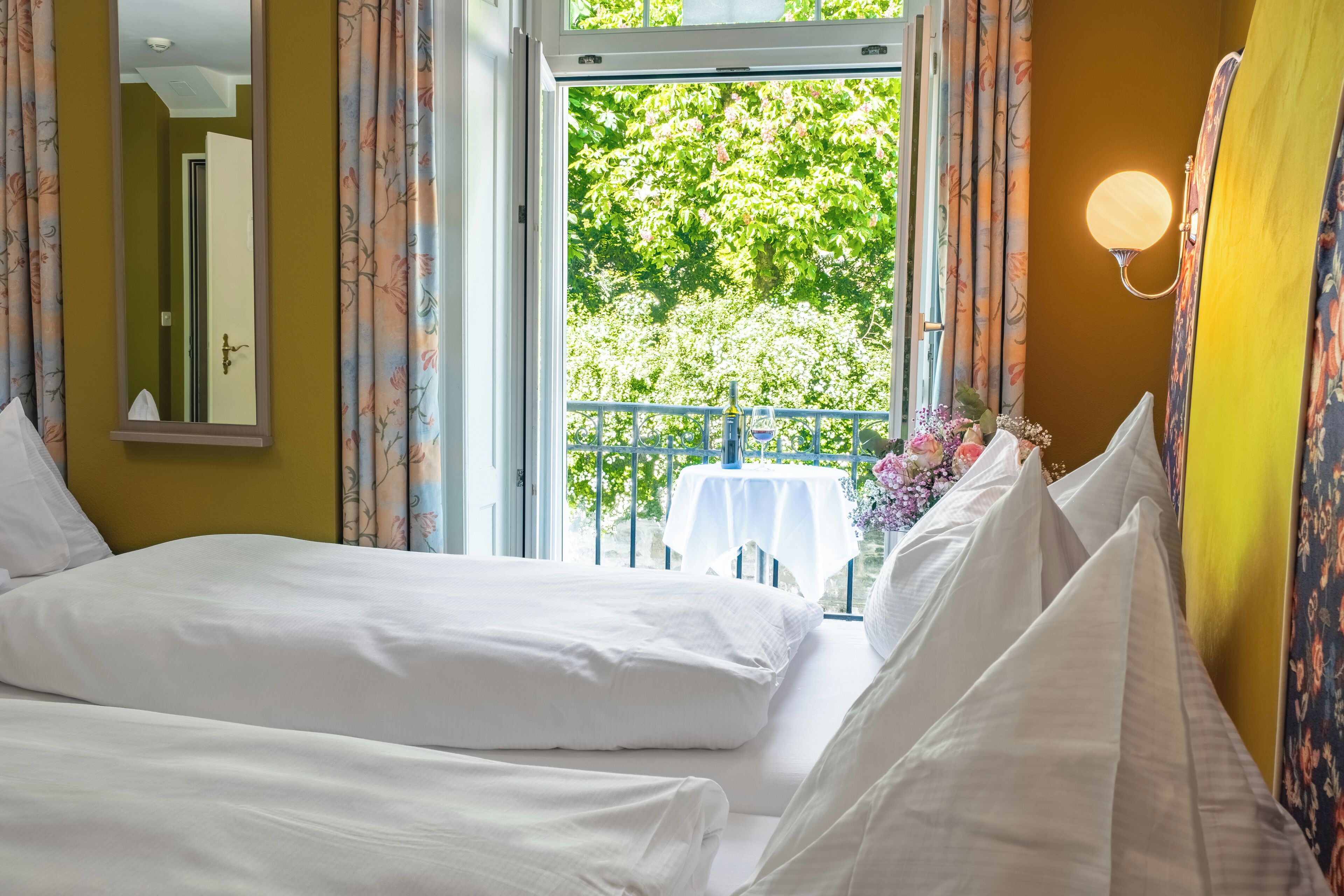 Kamar Triple Keluarga | Seprai antialergi, meja kerja, dan ruang kerja ramah laptop