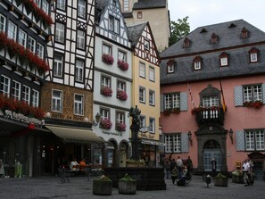 A traditional European street with historic buildings, a fountain, and outdoor seating areas. - Bungalow in Eifel near Forest and Mountains (Hinterhausen - Gerolstein)