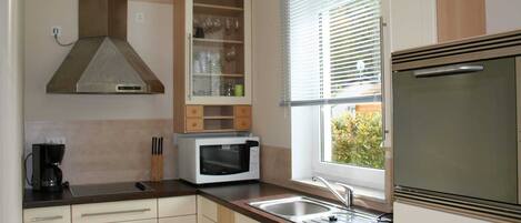 Micro-ondes, four, lave-vaisselle, chaise haute