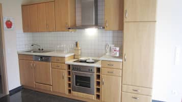 Mikroaaltouuni, uuni, astianpesukone, syöttötuoli