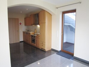 Microonde, forno, lavastoviglie, seggiolone