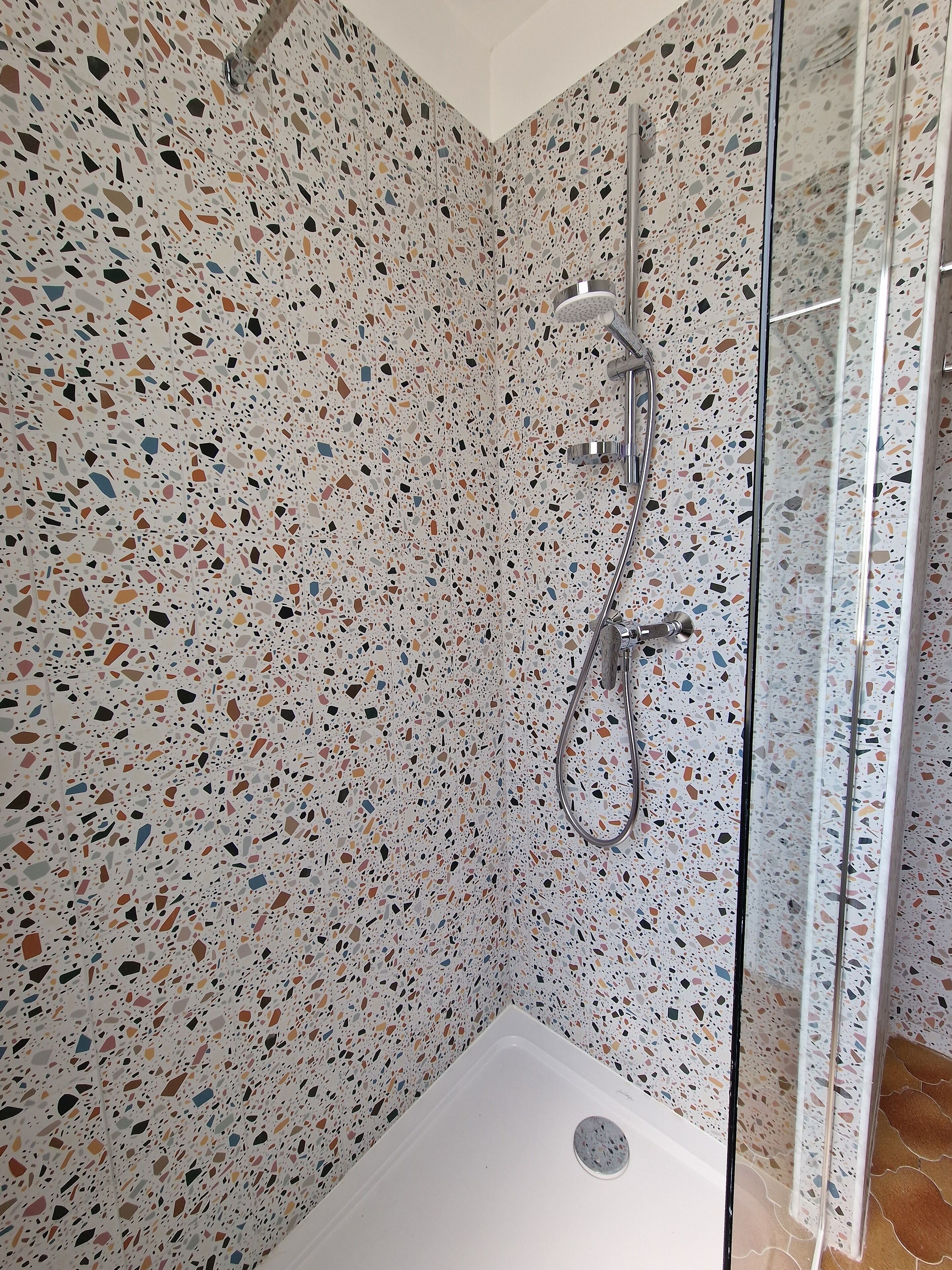 Een douche, een haardroger, handdoeken, zeep