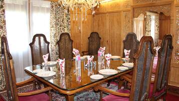 Desayuno a la carta diario (INR 1000 por persona)