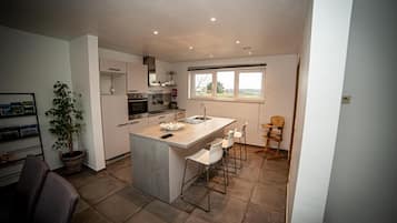 Comfort House | Private kitchen | Full-sized fridge, microwave, oven, stovetop