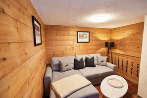 Téléviseur connecté, foyer, livres, chaîne audio