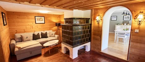 Smart TV, chimenea, libros y estéreo