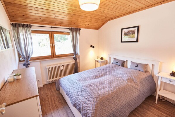 2 chambres, bureau, fer et planche à repasser, lit de bébé portatif