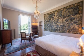 Comfort dubbelrum | Sängtillbehör av högsta kvalitet, minibar, unika möbler och skrivbord