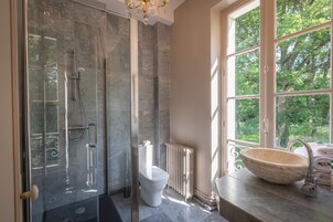 Quarto casal conforto | Banheiro | Produtos de toalete grátis, secador de cabelo, roupões de banho 