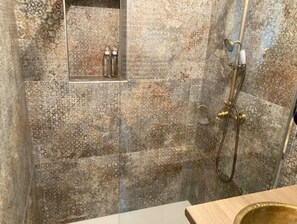 Haartrockner, Handtücher, Toilettenpapier