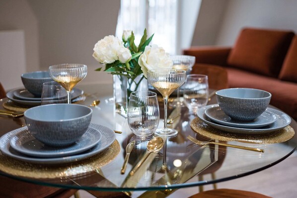 Basic Apartment, Multiple Beds | Dining