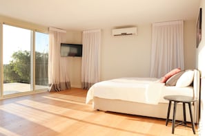 Basic Villa | 6 bedrooms, individually decorated, individually furnished - Gorgeous Mansion by Caesarea's Greatest Beach-hosted by Sweetstay (Hof HaCarmel)