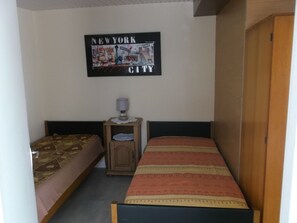 2 chambres, fer et planche à repasser