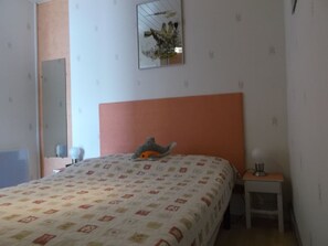 2 bedrooms, iron/ironing board - Maison Ind Côte Vendéenne, Entre St Gilles et St Jean de Mts, 6 Pers (Saint-Hilaire-de-Riez)