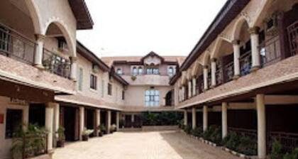 Townhall Hotel & Suites
