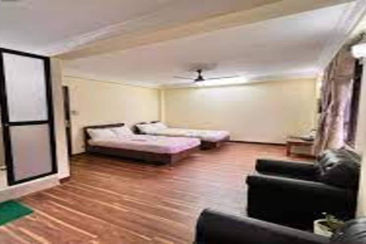 Ein Zimmer mit einem Bett, einer Schlafcouch und einer Schiebetür.