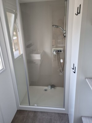 Douche, sèche-cheveux, papier toilette