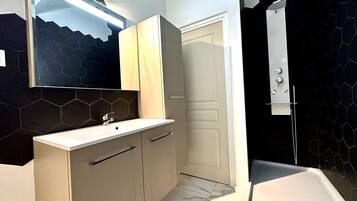 Hus – city | Bad | Dusj, hårføner og håndklær