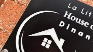 A black sign with white text and a house icon, indicating a hotel named "La Lit House Dinan." - La Little House de Dinant – Esc’Appart (Dinant)