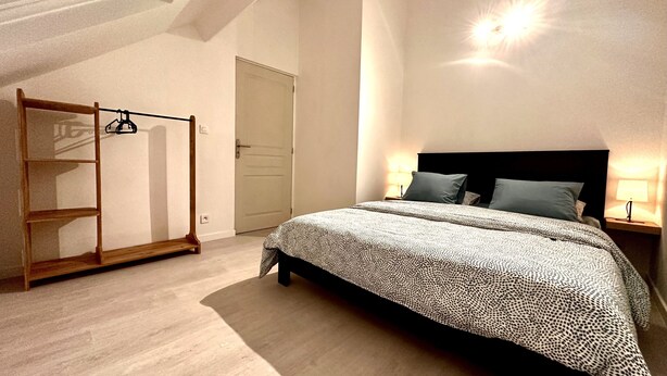 A bedroom with a bed, a wardrobe, and a skylight. - La Little House de Dinant – Esc’Appart (Dinant)