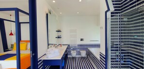 Shower, hair dryer, bidet, towels