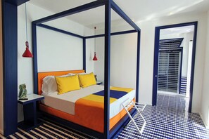 2 quartos, ferros/tábuas de passar roupa, berço de viagem
