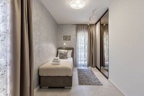 8 chambres, coffres-forts dans les chambres, bureau