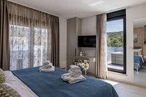 8 slaapkamers, een kluis op de kamer, een bureau