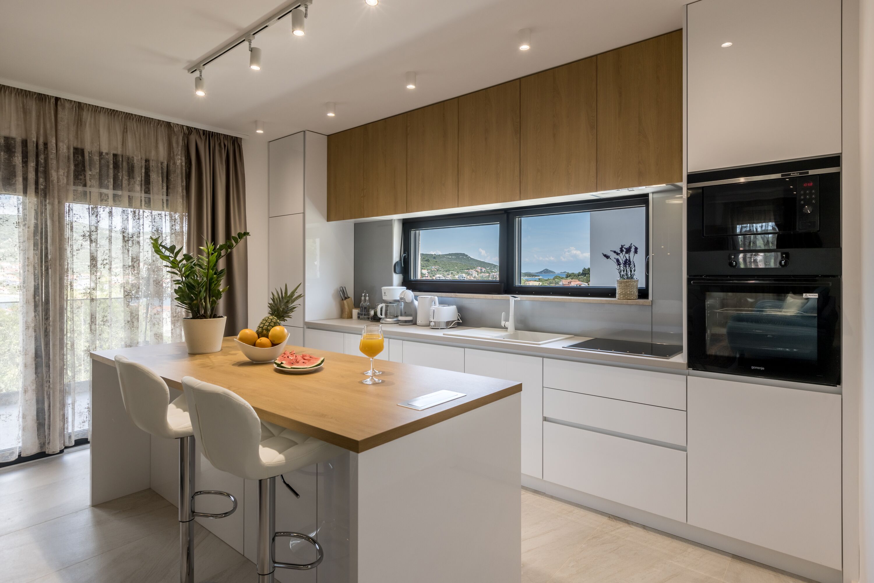 雪櫃、微波爐、焗爐、爐具