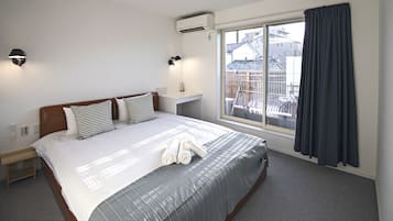 2 bedrooms, desk, laptop workspace, blackout curtains